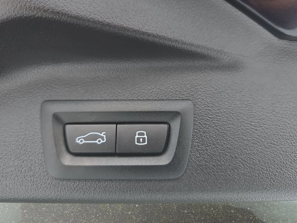 Used 2025 Black BMW M60i image 26