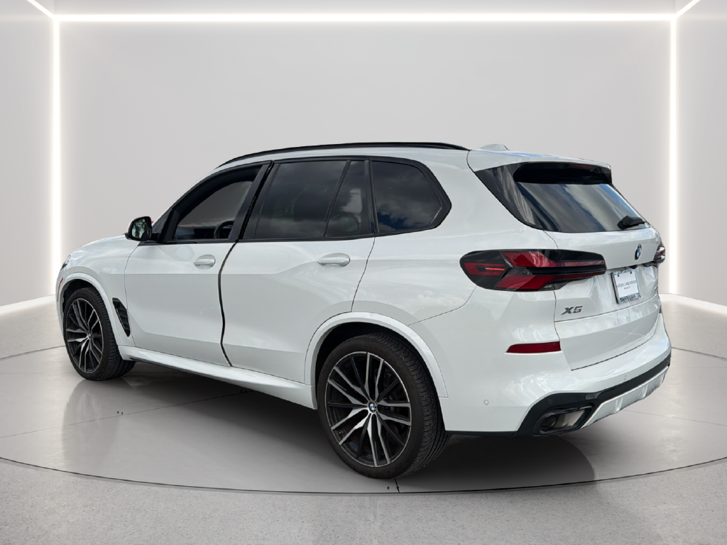 Used 2024 Alpine White BMW sDrive40i image 5