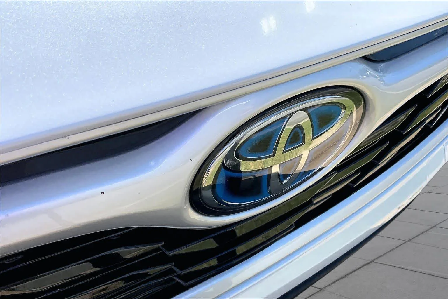 Used 2023 Wind Chill Pearl Toyota Hybrid XLE image 28