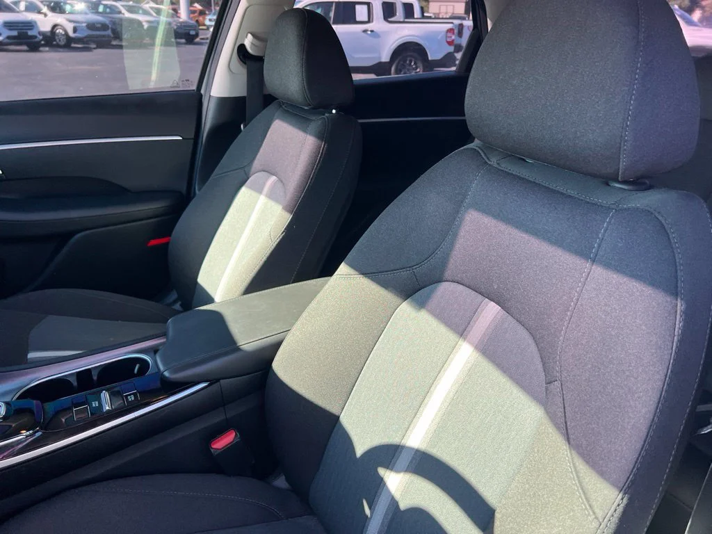Used 2020 Gray Hyundai SE image 9