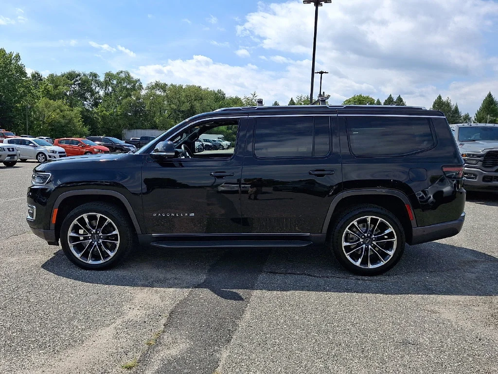 Used 2022 Diamond Black Crystal Pearlcoat Jeep Series II image 7