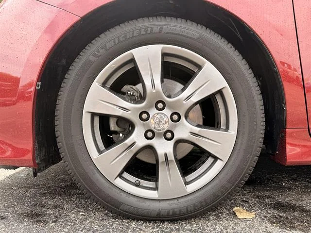 Used 2017 Salsa Red Pearl Toyota SE Premium 8-Passenger image 10