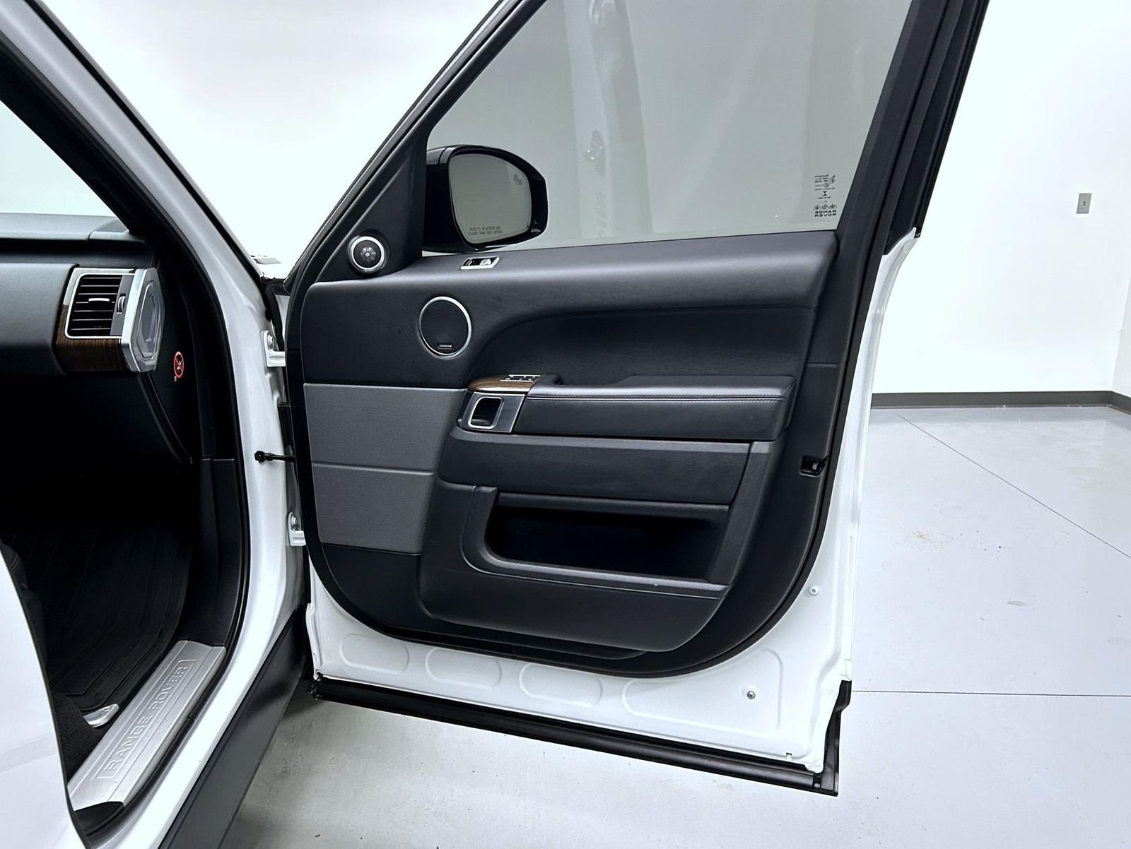 Used 2019 White Land Rover HSE image 16