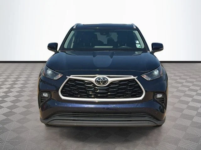 Used 2023  Toyota XLE image 2