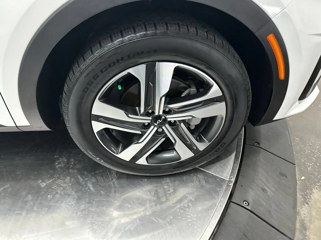 Used 2023 White Kia EX image 9