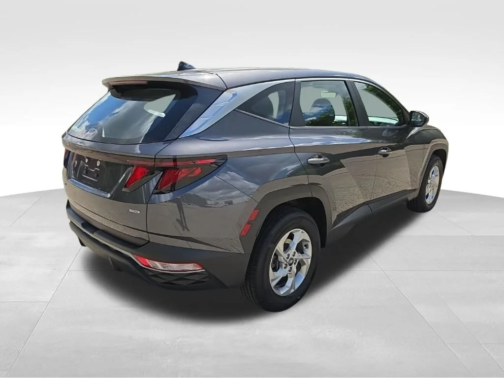 Used 2022 Gray Hyundai SE image 4