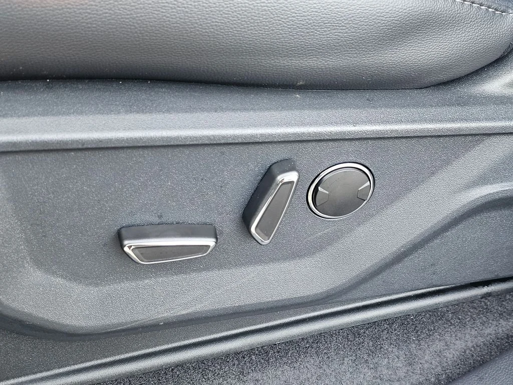 New 2025 White Ford Lariat image 24