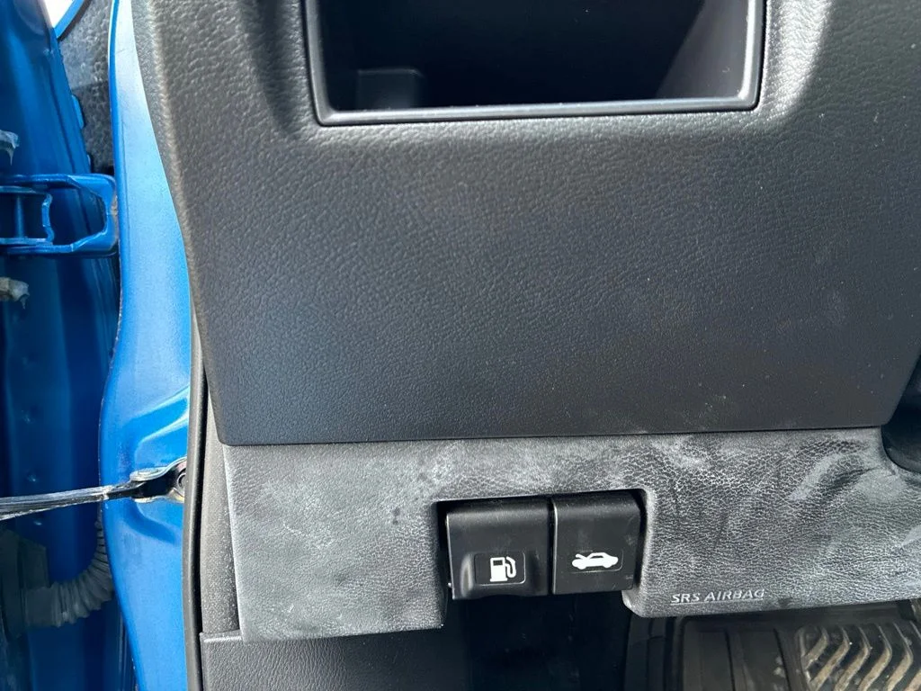 Used 2020 Blue Nissan 1.6 SV image 14
