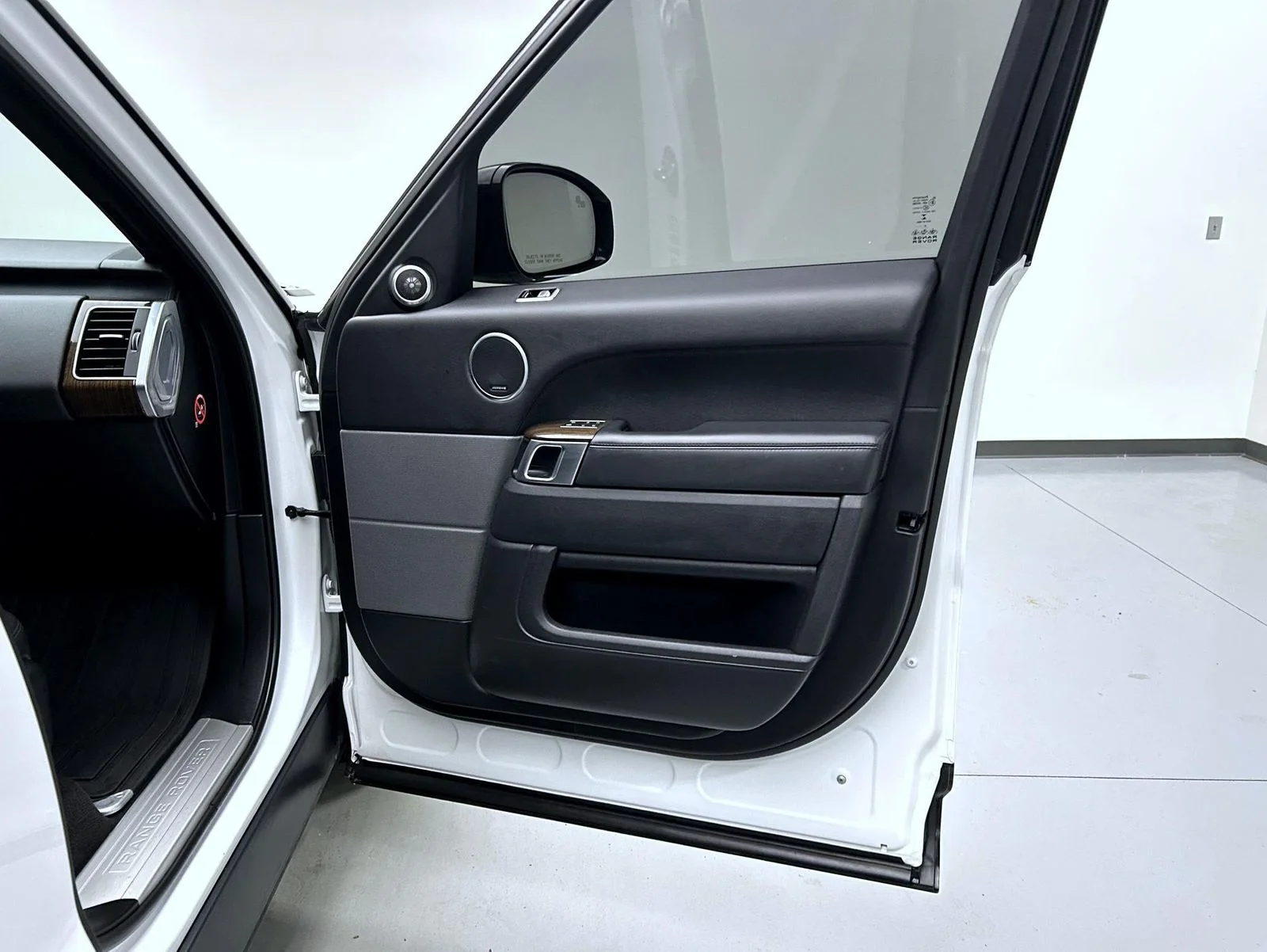 Used 2019 White Land Rover HSE image 16