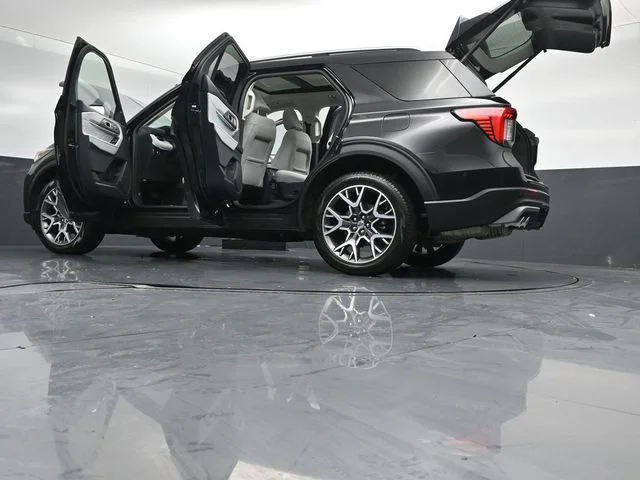 Used 2025 Black Metallic Ford Platinum image 59