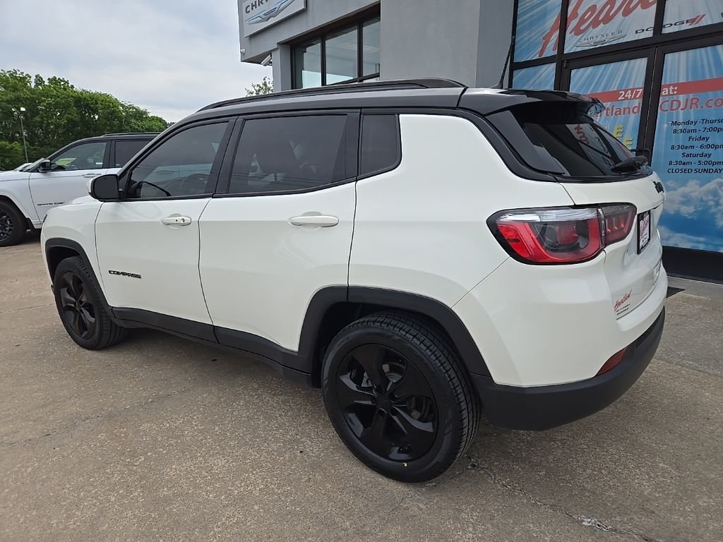 Used 2018 White Jeep Latitude image 6