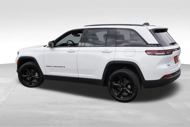 Used 2025 White/off-white Jeep Limited image 8
