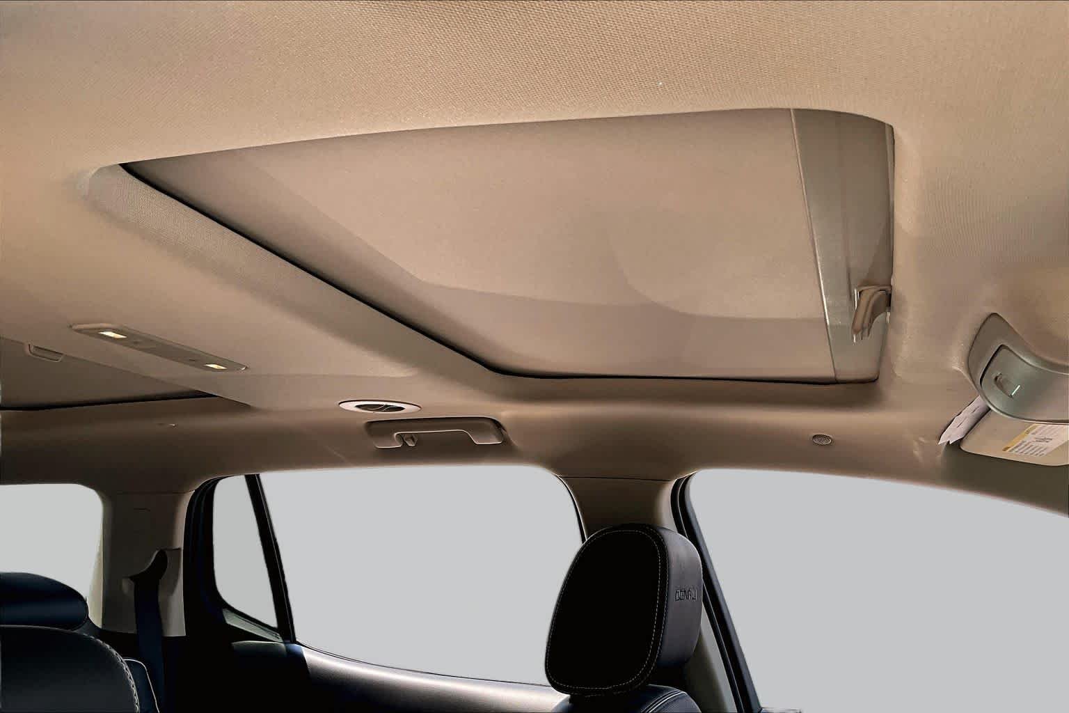 Used 2018 White Frost Tricoat GMC Denali image 10