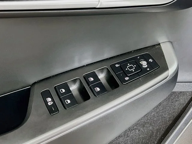 Used 2023 White Kia Wind image 9