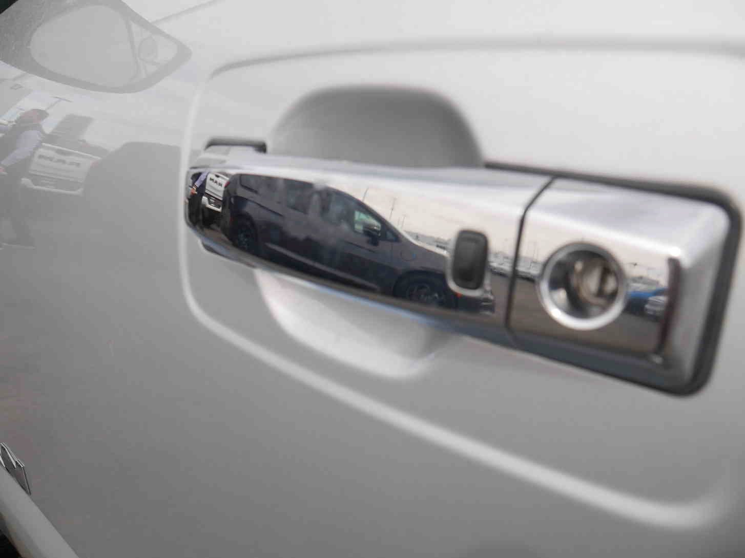 Used 2017 Silver Nissan SL image 11