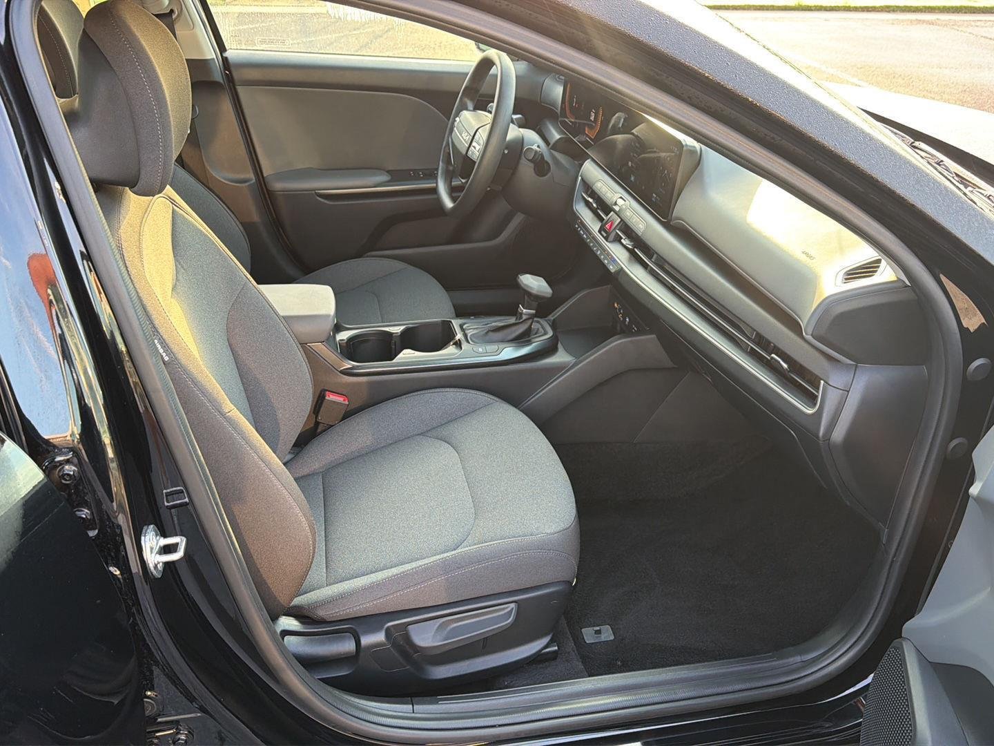 2025 Kia K4 LXS - Photo 13