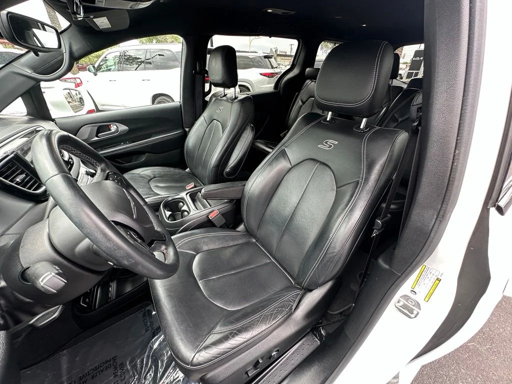 Used 2018 White Chrysler Touring L image 4