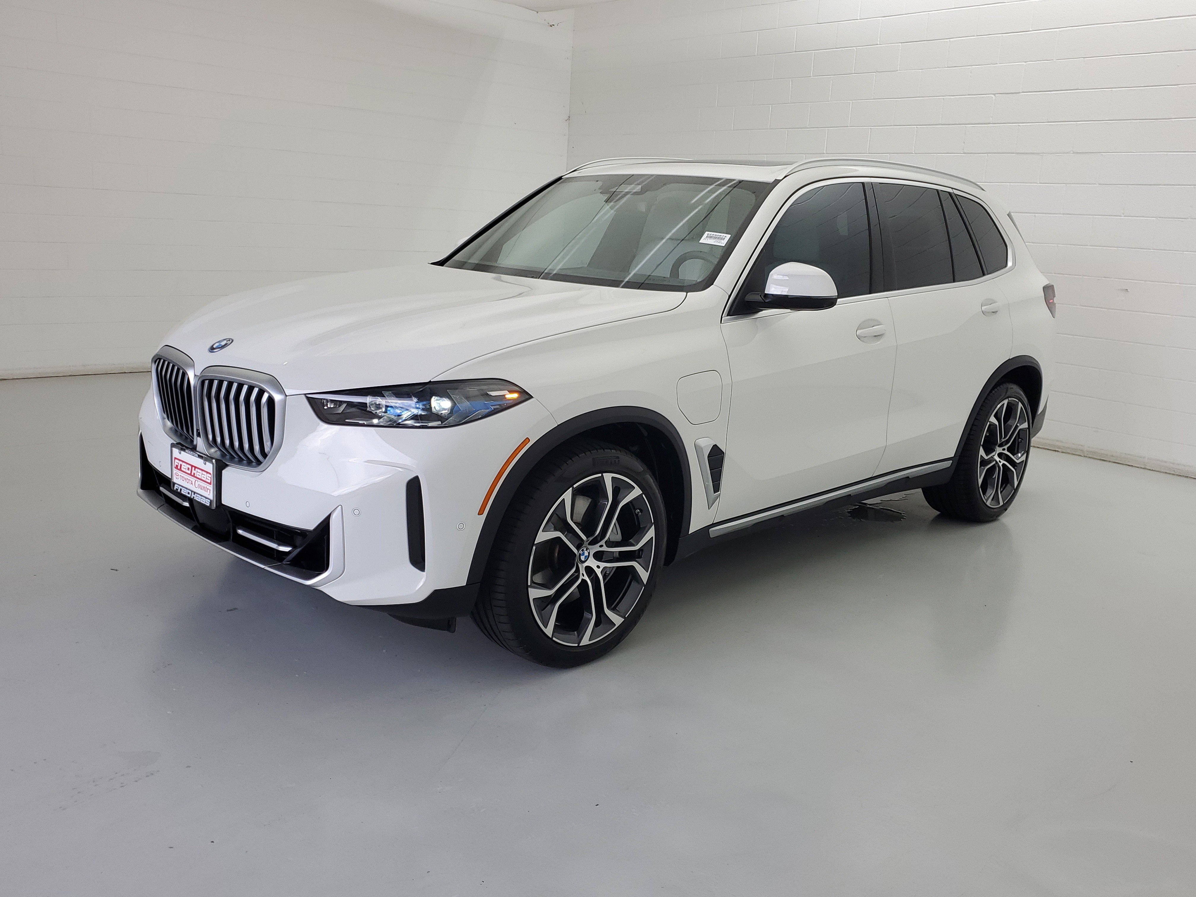 2025 BMW X5 xDrive50e's photo