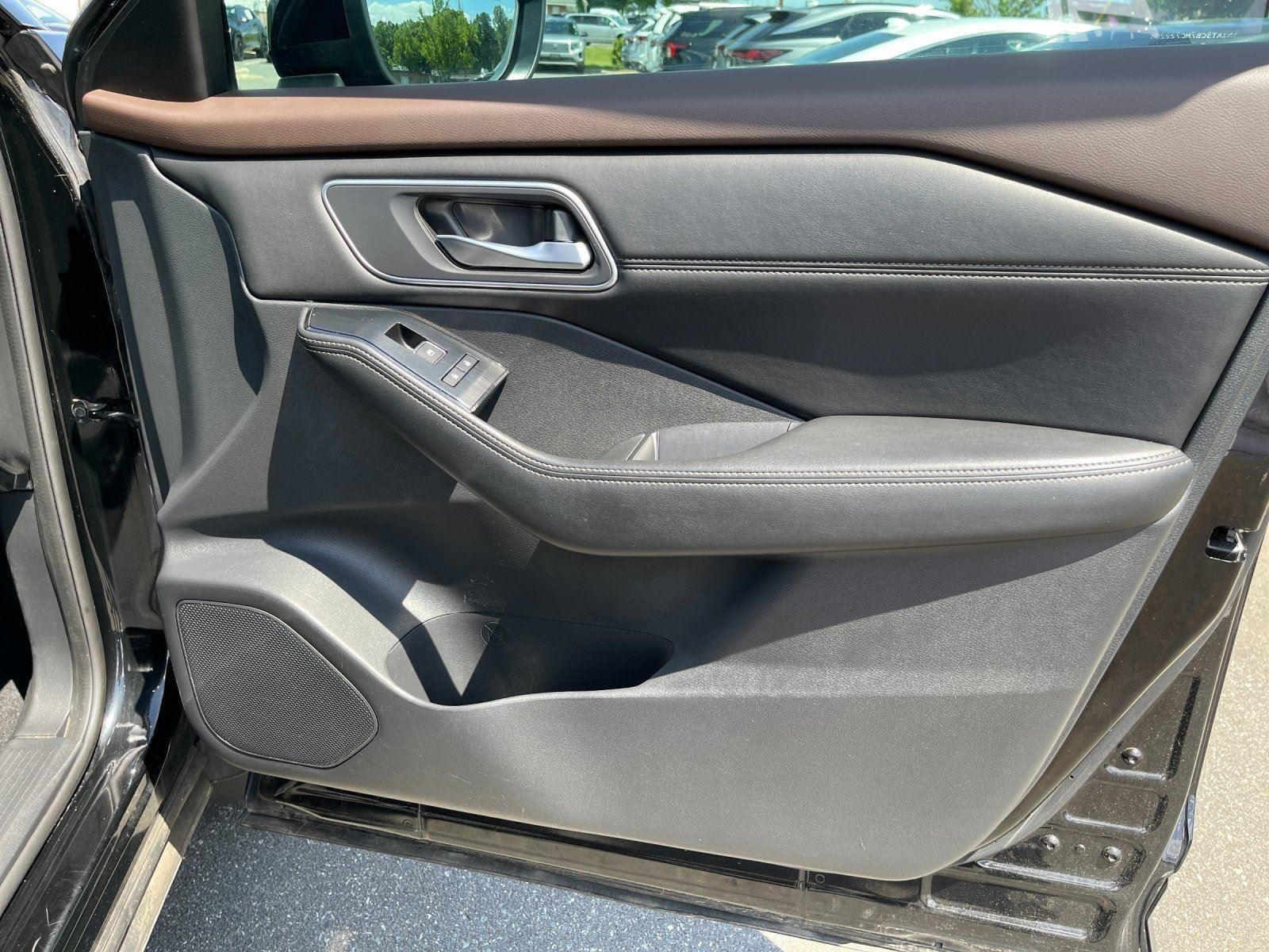 Used 2021 Super Black Nissan SL image 38