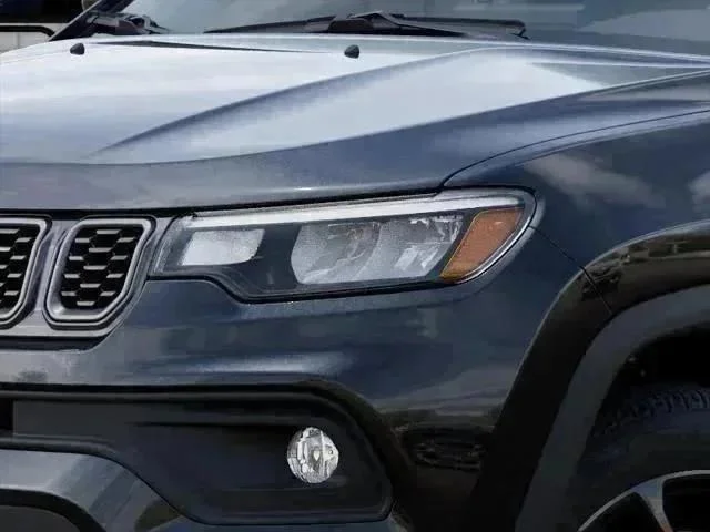 New 2026 Diamond Black Crystal Pearlcoat Jeep Latitude image 30