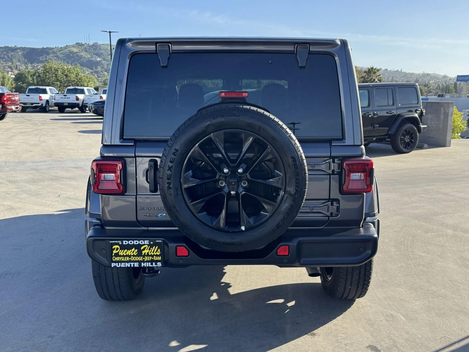 Certified Used 2025 Granite Crystal Metallic Clearcoat Jeep Sahara image 5
