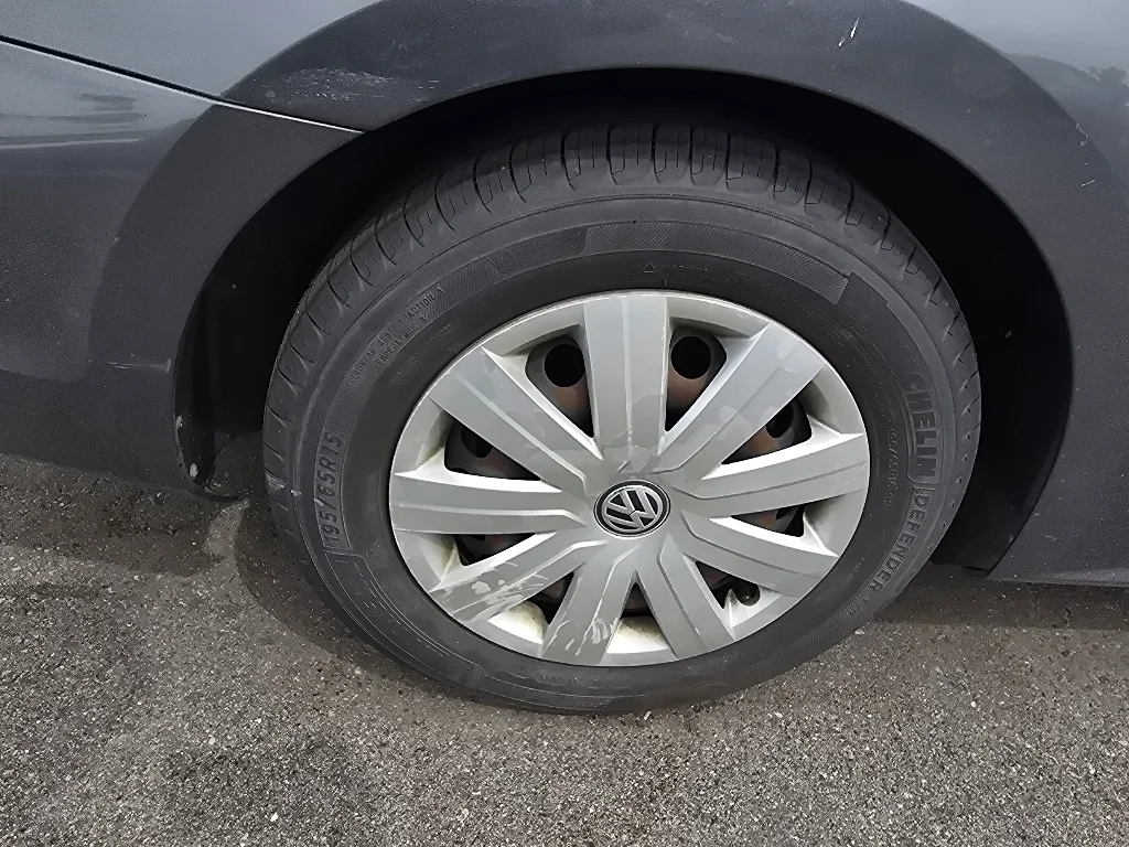 Used 2015 Platinum Gray Metallic Volkswagen 2.0L S image 10