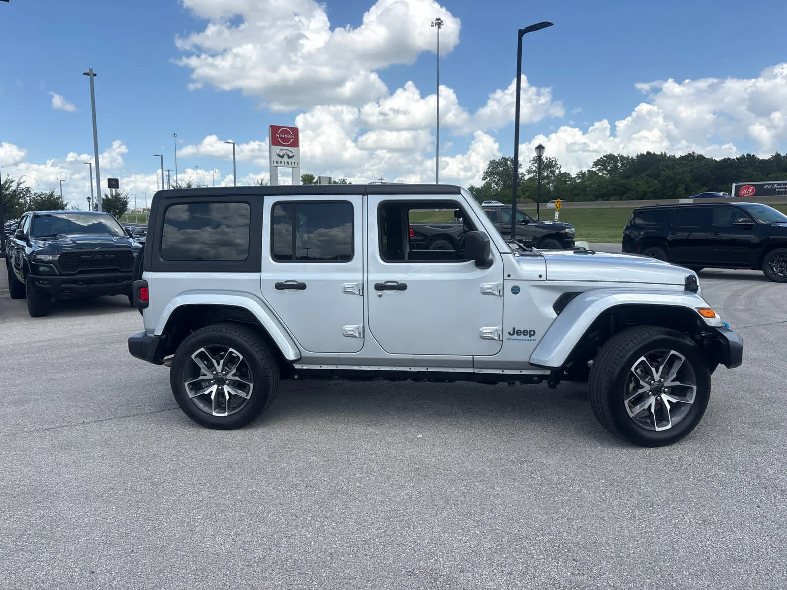 Used 2024 Silver Zynith Clearcoat Jeep Sport S image 11