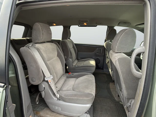 Used 2010 Silver Toyota LE image 25