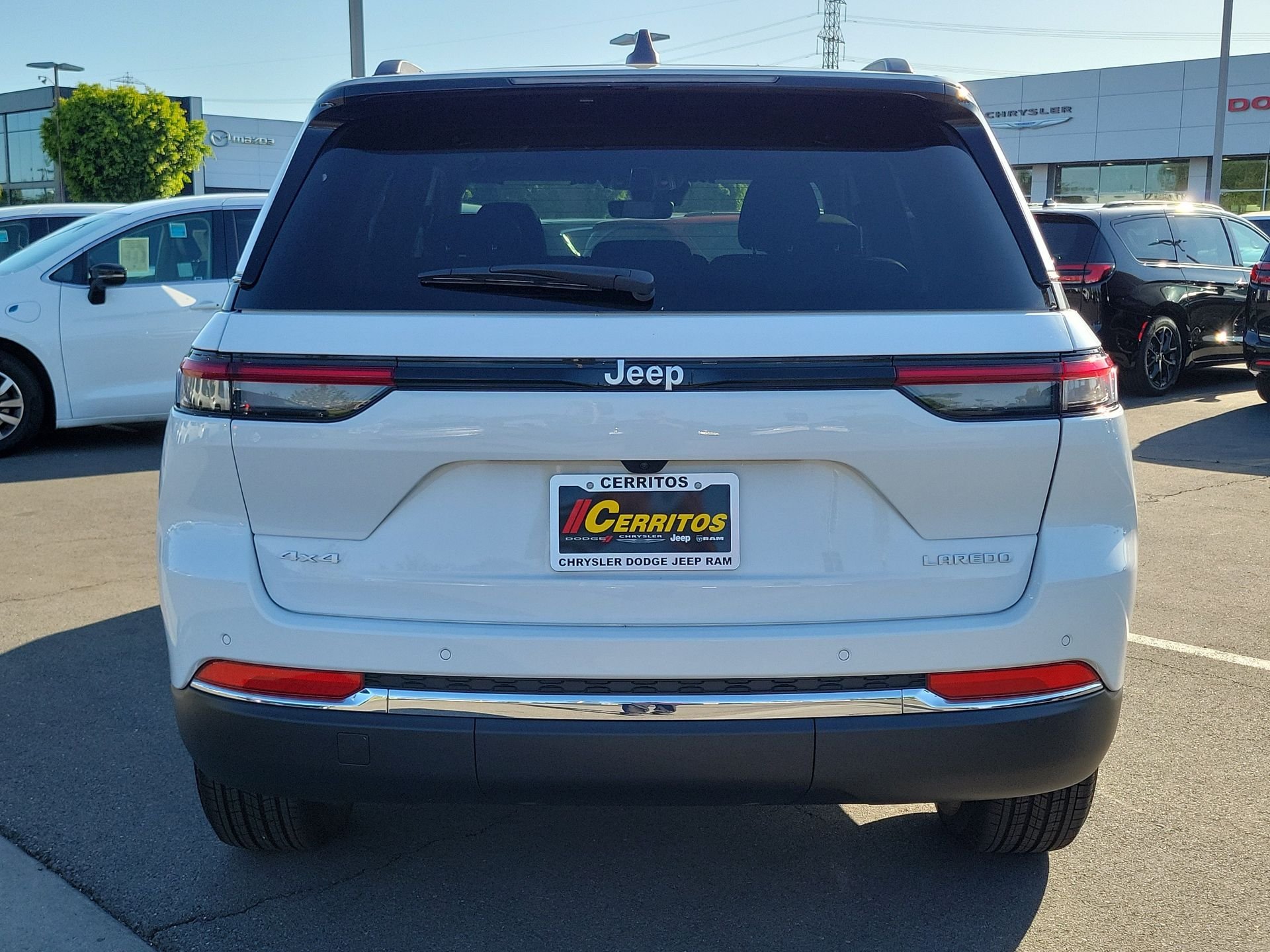 New 2026 Bright White Clear-Coat Exterior Paint Jeep Laredo X image 21