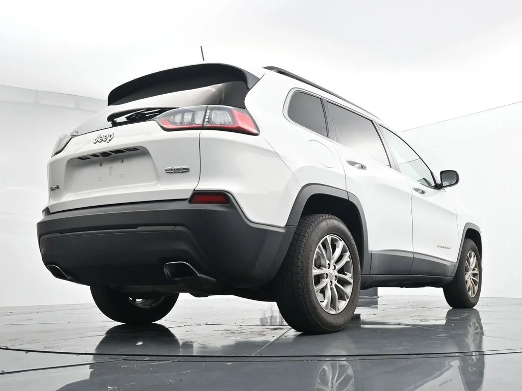 Used 2022 White Jeep Latitude Lux image 21