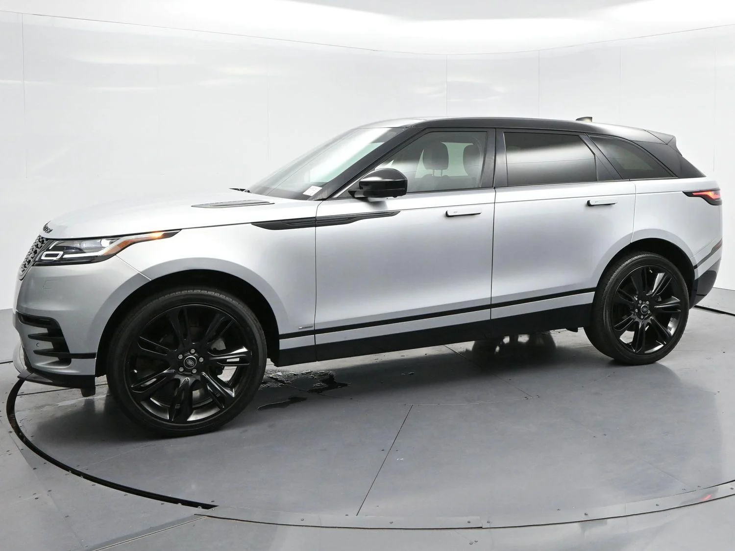 Used 2020 Silicon Silver Premium Metallic Land Rover R-Dynamic S image 4