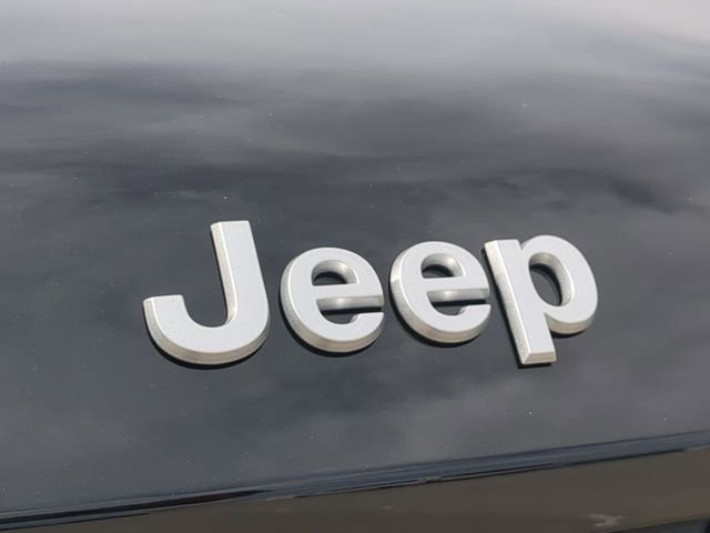 New 2026 Diamond Black Crystal Pearl-Coat Exterior Paint Jeep Laredo image 13