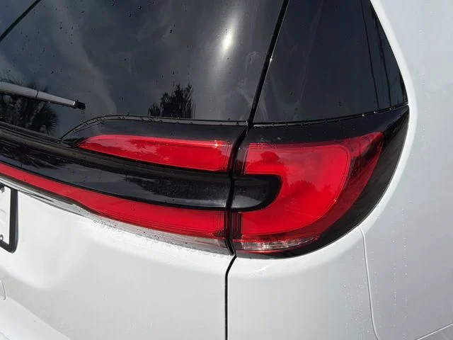 New 2027 Bright White Clear-Coat Exterior Paint Chrysler Select image 9