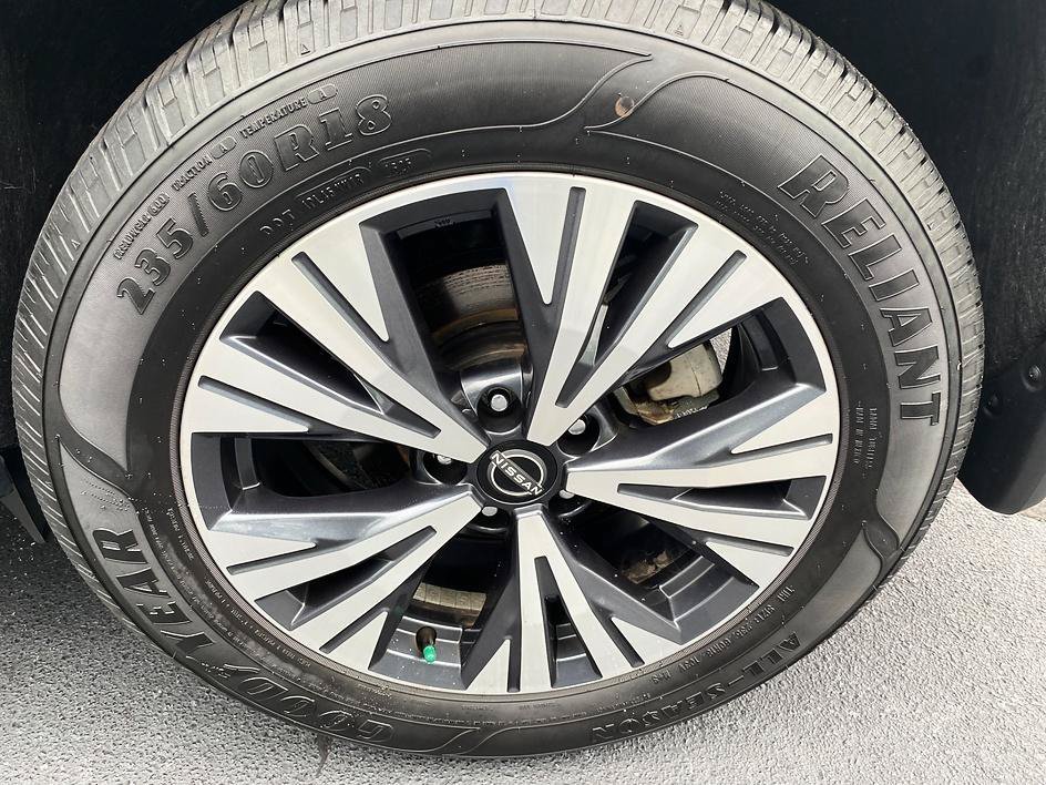 Used 2022 Brilliant Silver Metallic Nissan SV image 29