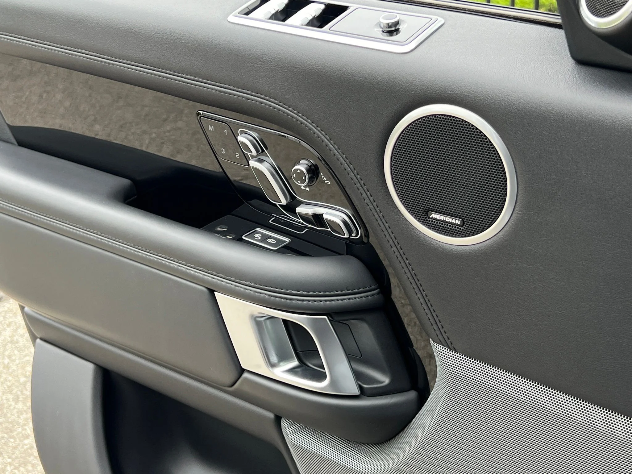 Used 2020 Gray Land Rover HSE image 21
