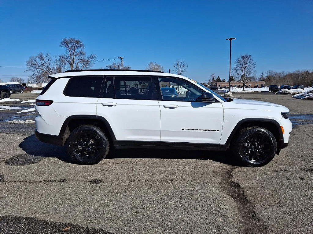 Used 2024 White Jeep Altitude image 13