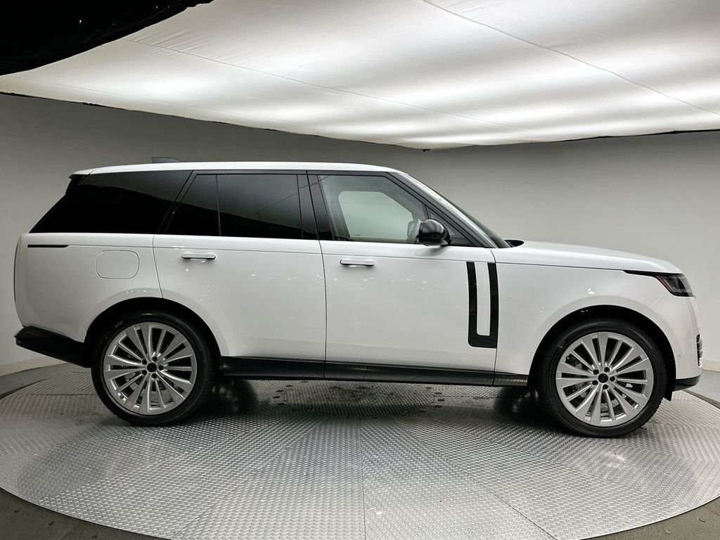 New 2026 Fuji White Land Rover SE image 4