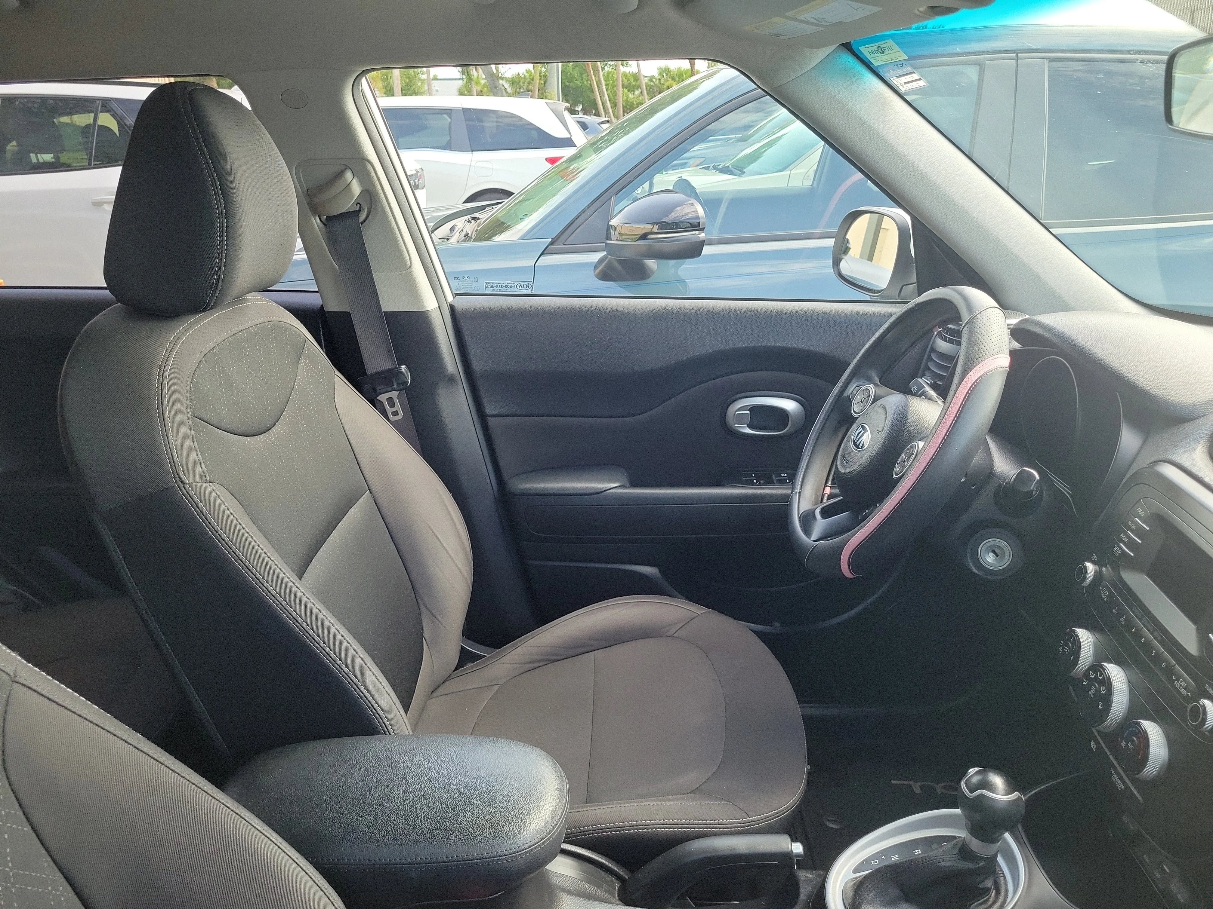 Used 2016 Clear White Kia Base image 3