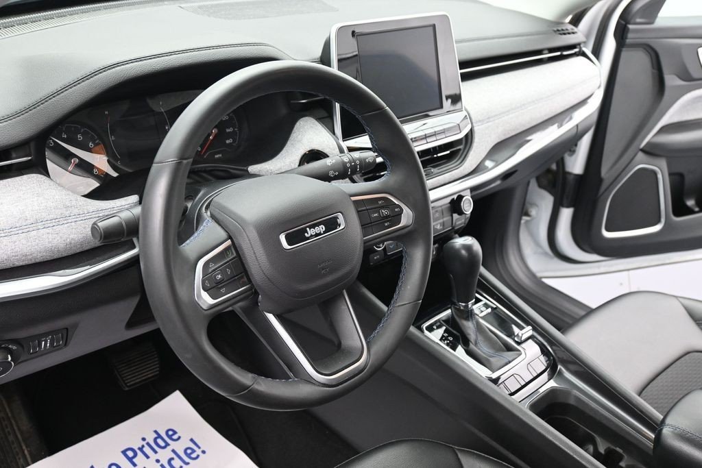 Used 2022 Bright White Clearcoat Jeep Latitude image 14