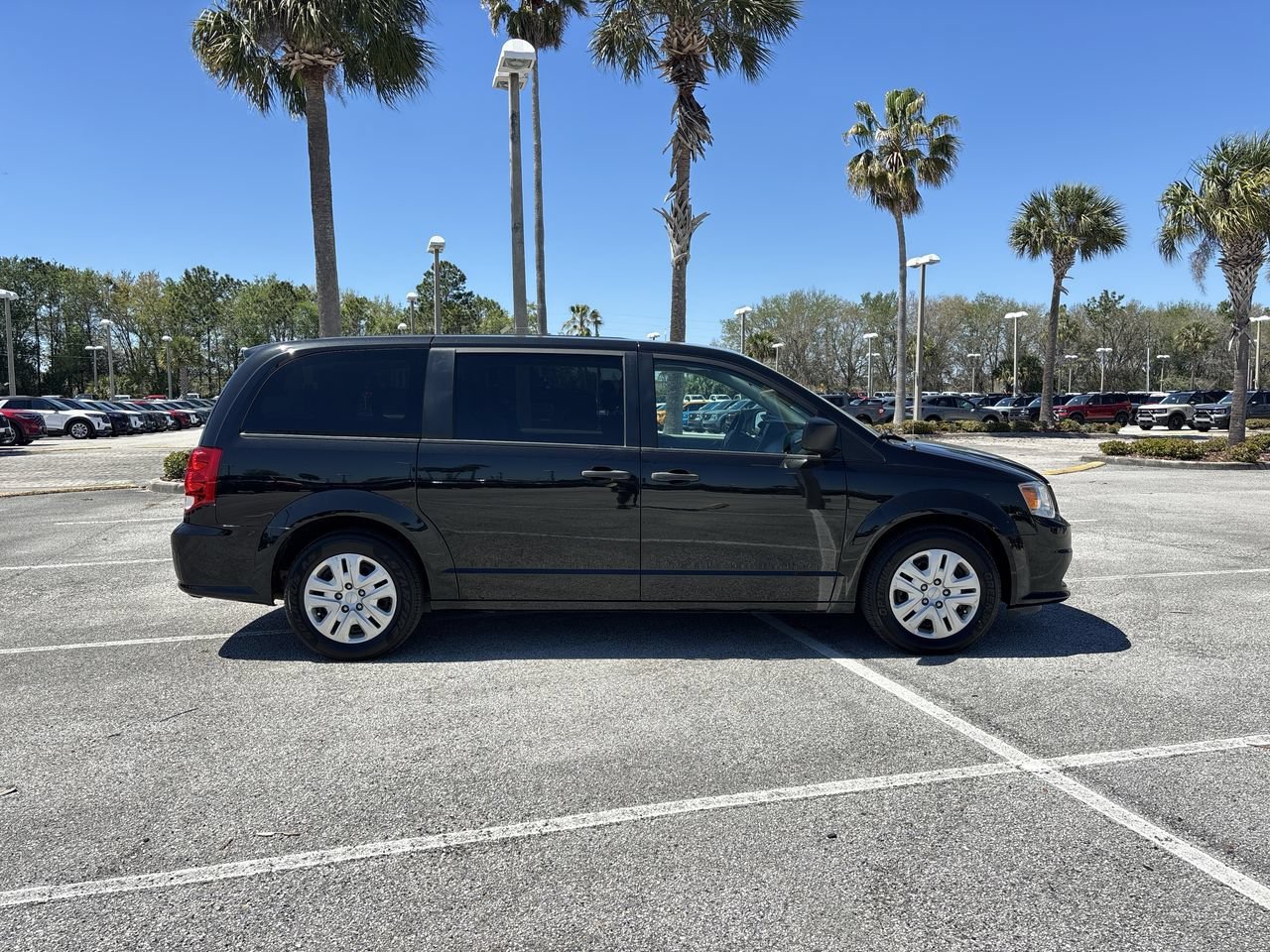 Used 2019 Dodge Grand Caravan SE with VIN 2C4RDGBG6KR676329 for sale in Kansas City