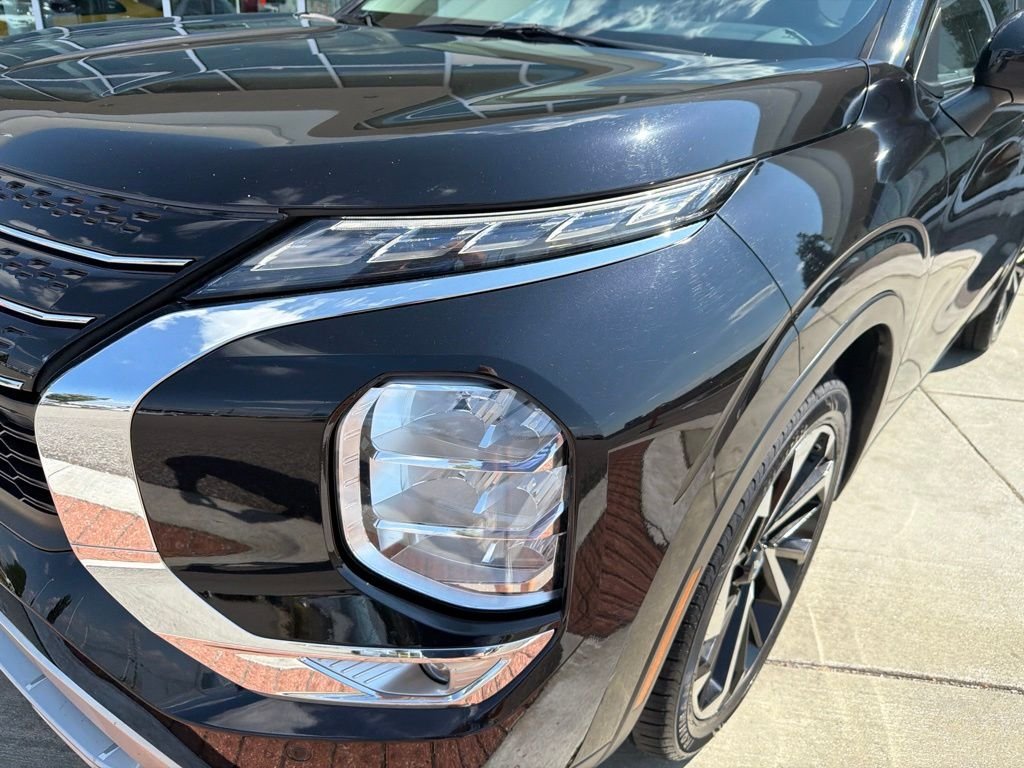 Used 2024 Silver Mitsubishi SE image 11