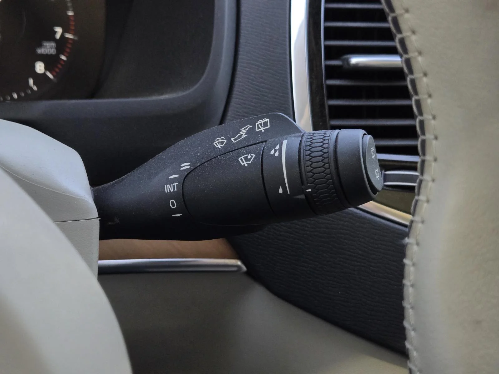 Used 2022 Crystal White Metallic Volvo Momentum image 19
