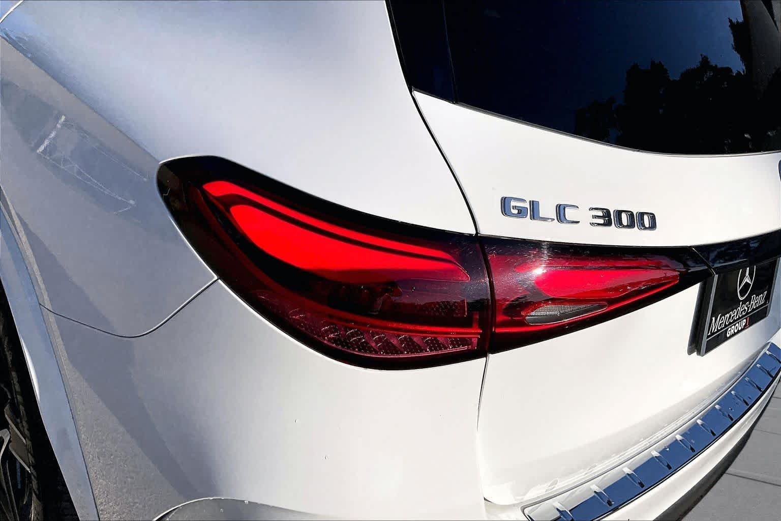 Used 2023 Polar White Mercedes-Benz GLC 300 image 27