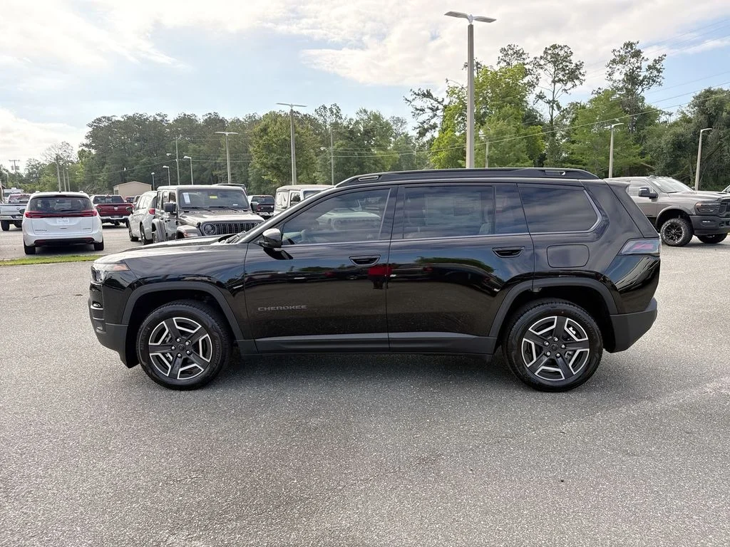 New 2026 Diamond Black Crystal Pearl-Coat Exterior Paint Jeep Laredo image 6