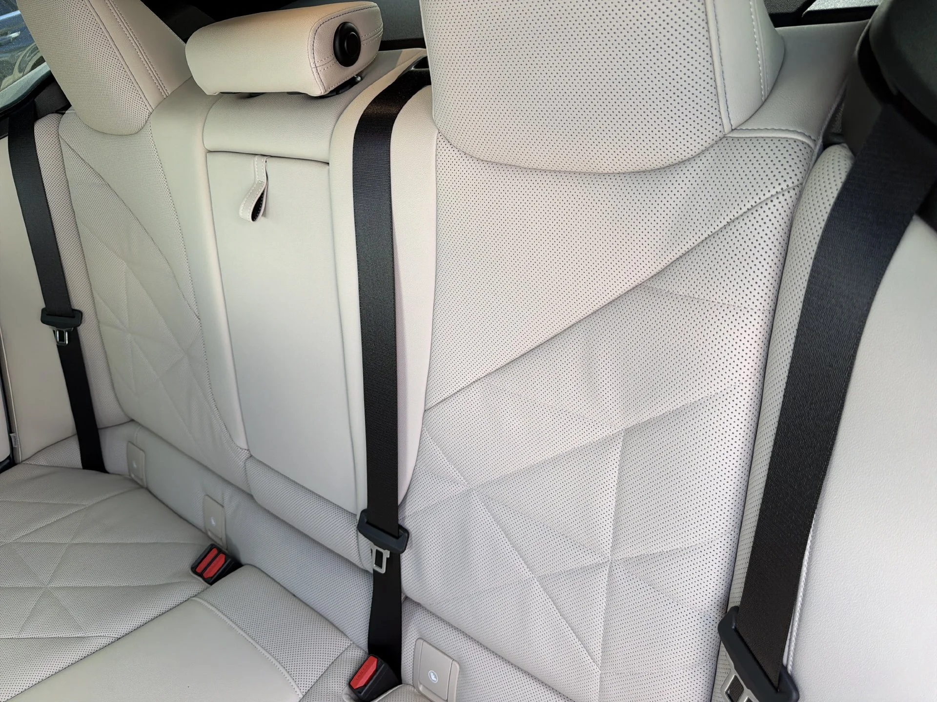 Certified Used 2025 White BMW M60 image 21
