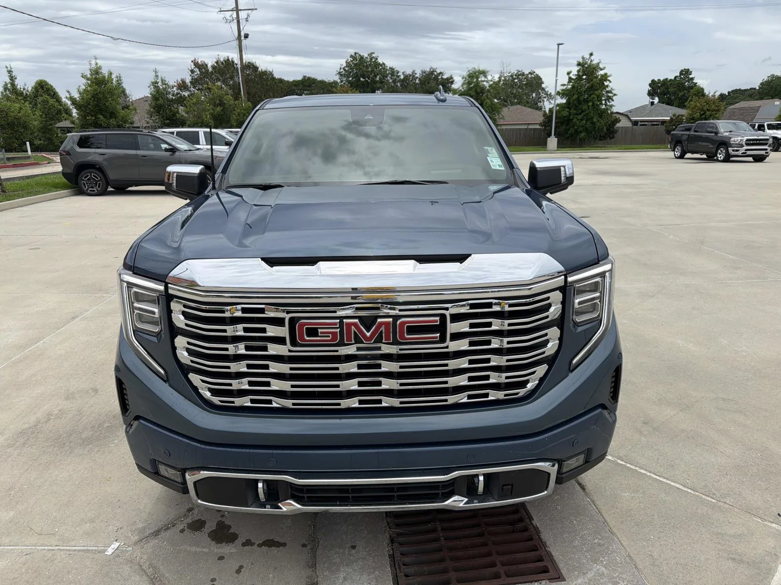 Used 2025 Blue GMC 2WD Crew Cab 147 Denali image 2