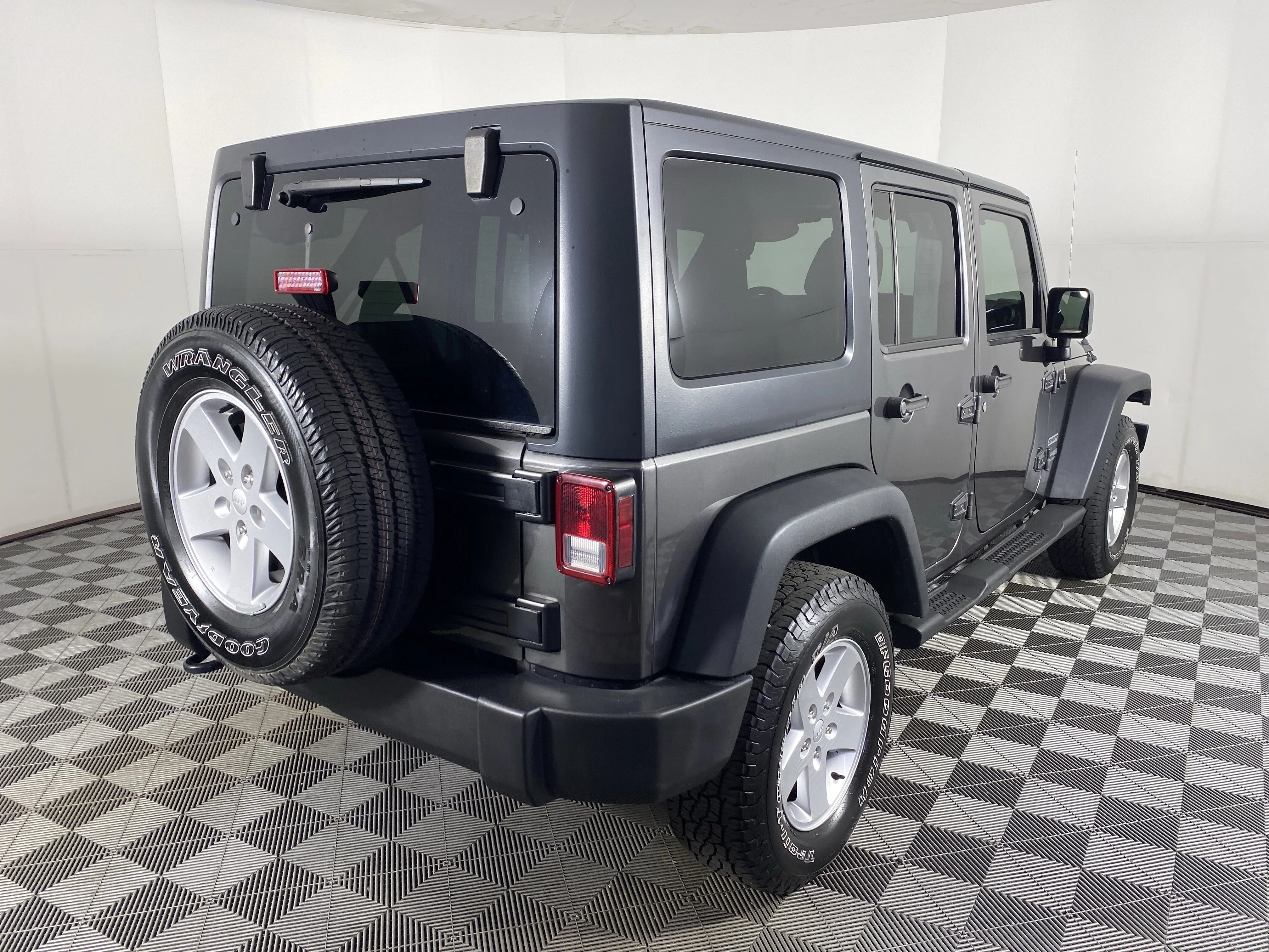Used 2018 Granite Crystal Metallic Clearcoat Jeep Sport S image 4
