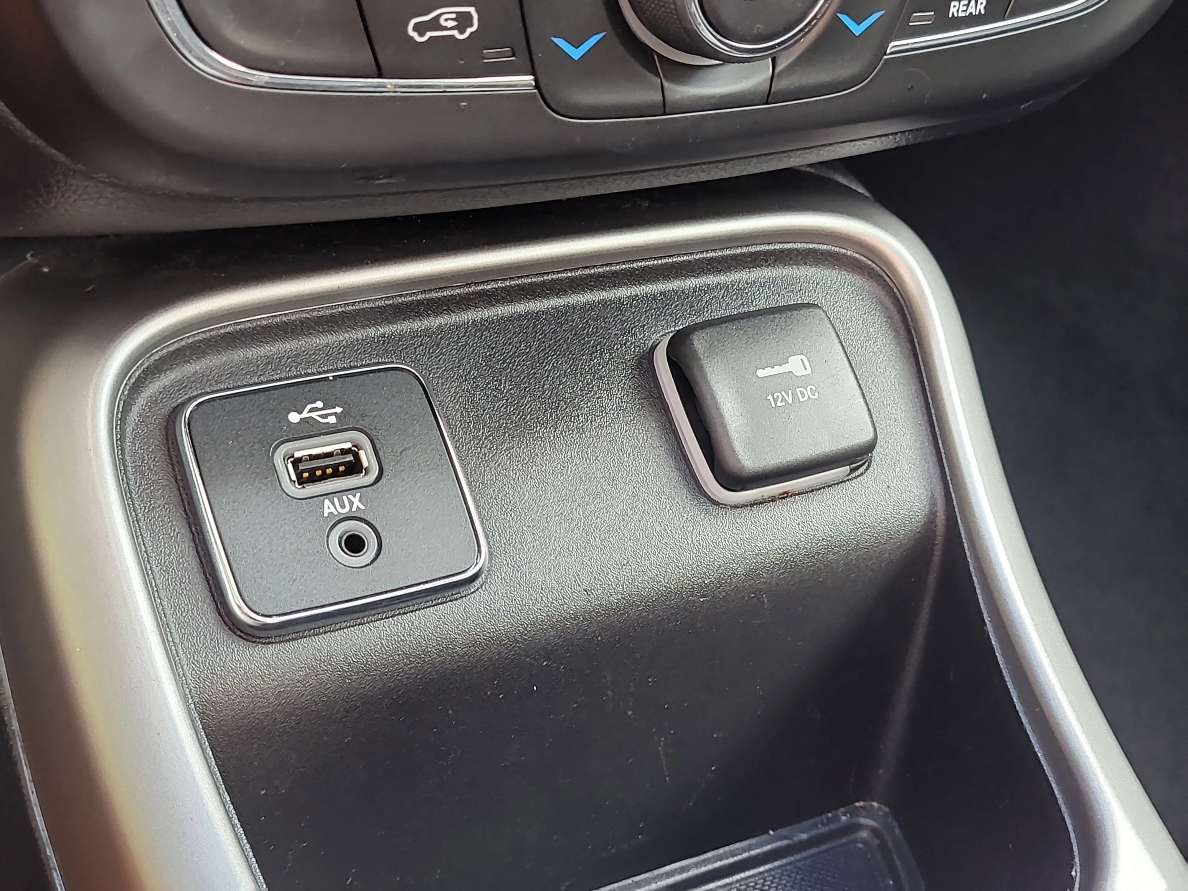 Used 2018 White Clearcoat Jeep Latitude image 36