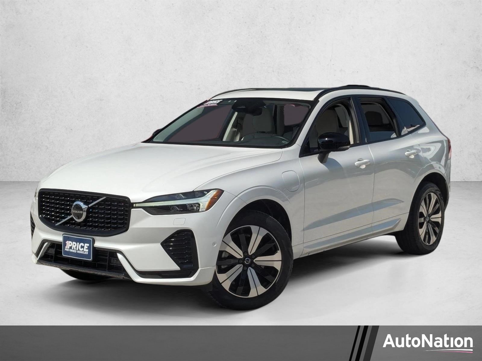 Used 2024 Crystal White Metallic Volvo Plus Dark Theme image 1