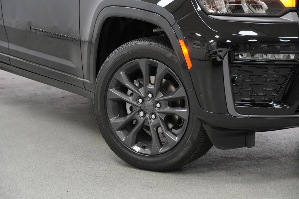 New 2026 Diamond Black Crystal Pearl-Coat Exterior Paint Jeep Limited Reserve image 7